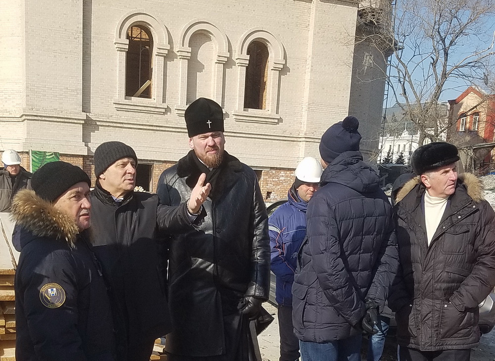 Митрополит Владимир провел совещание на строительной площадке Преображенского собора
