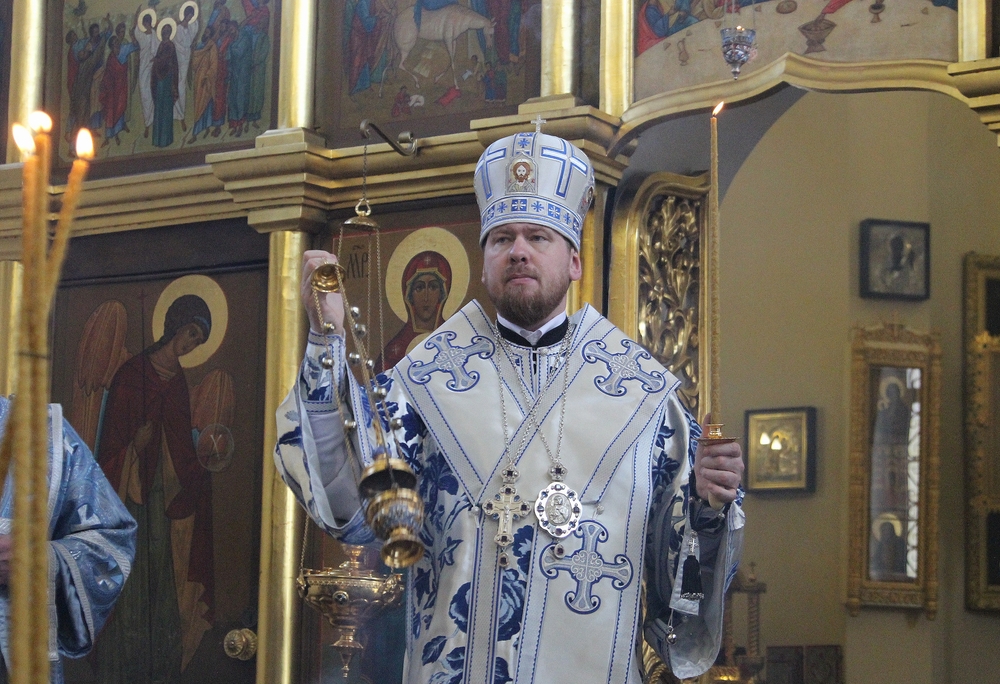 В канун праздника Похвалы Пресвятой Богородицы митрополит Владимир возглавил утреню в Никольском соборе