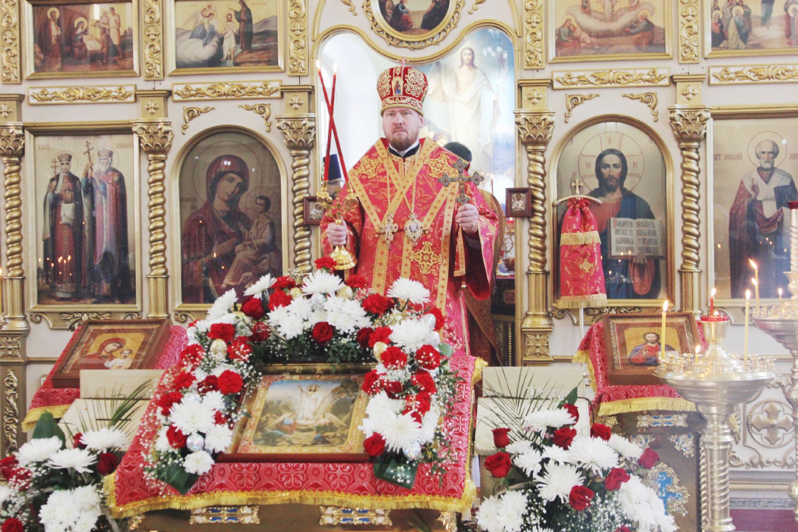 Митрополит Владимир совершил литургию в Никольском храме
