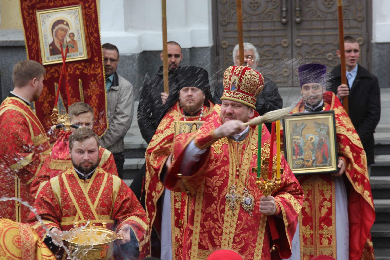 В Неделю апостола Фомы митрополит Владимир совершил Божественную литургию в Покровском соборе
