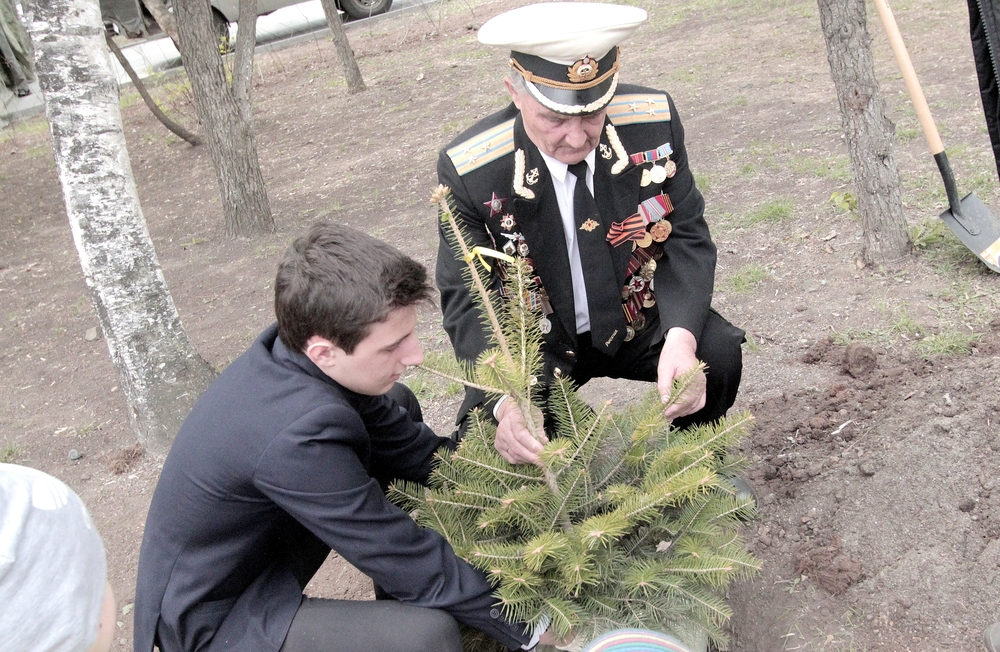 Ветераны и гимназисты высадили саженцы у мемориала памяти в Парке Победы 