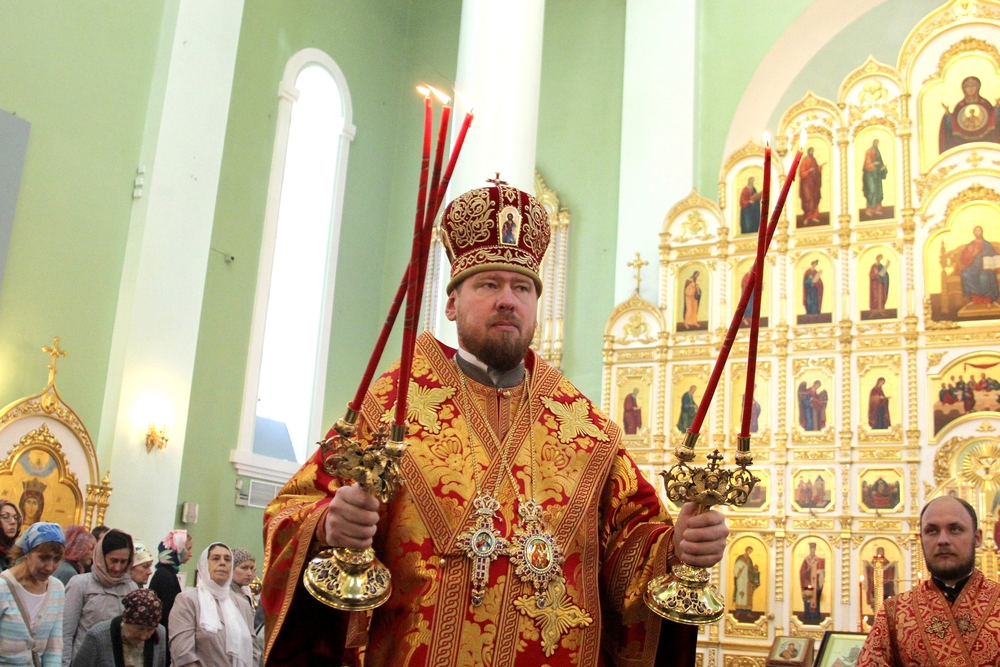 В Неделю 6-ю по Пасхе митрополит Владимир совершил Божественную литургию в Покровском кафедральном соборе 