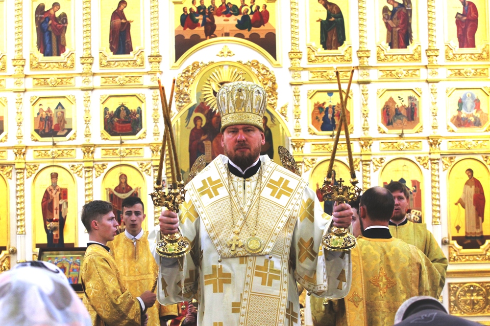 В день памяти бессребреников Космы и Дамиана митрополит Владимир совершил Божественную литургию в Покровском соборе