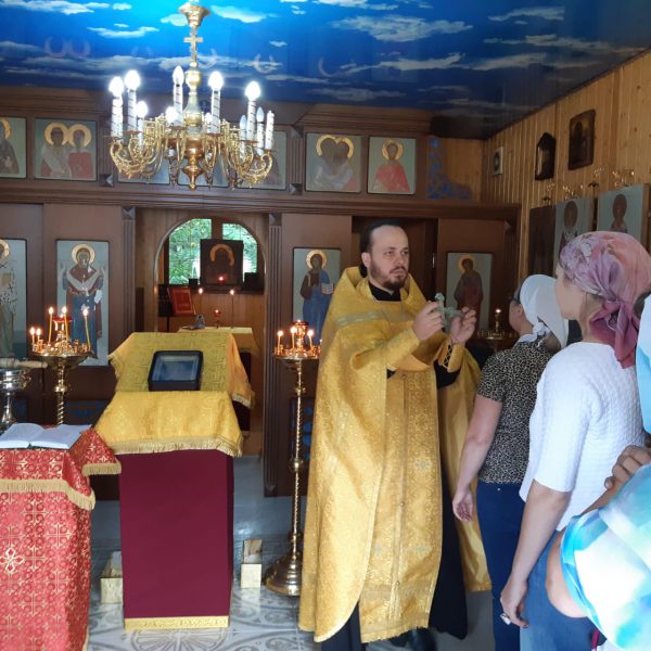 Пациентов и сотрудников медицинского центра поздравили с Днем великомученика и целителя Пантелеимона