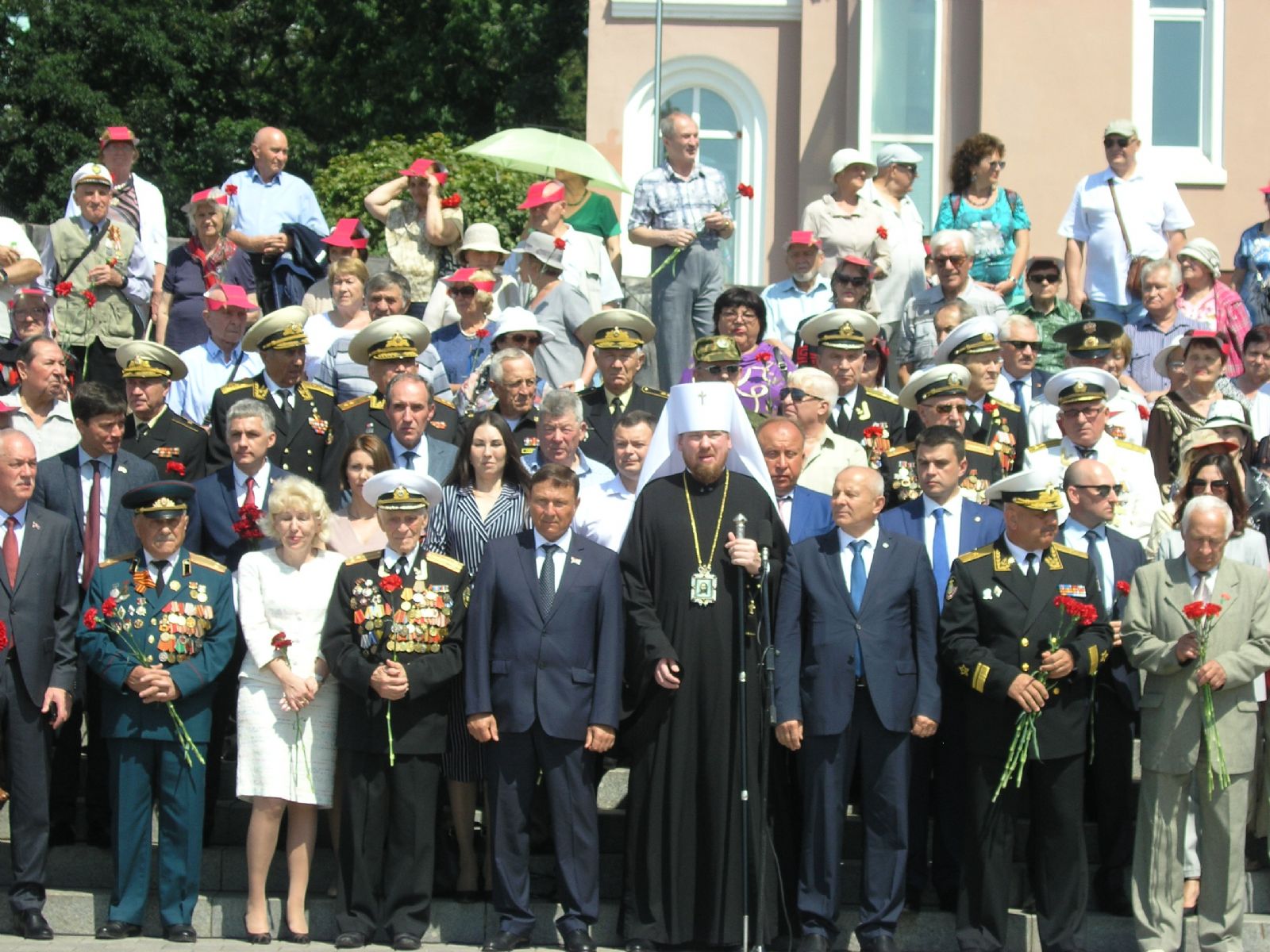 Глава Приморской митрополии принял участие в митинге, посвященном годовщине окончания Второй Мировой войны
