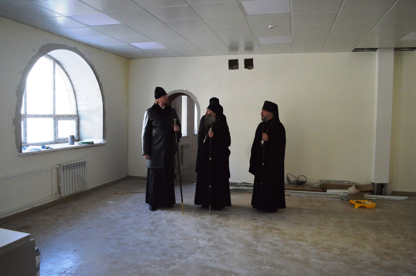 В рамках посещения Арсеньевской епархии митрополит Владимир осмотрел строящееся здание епархиального духовно-просветительского центра