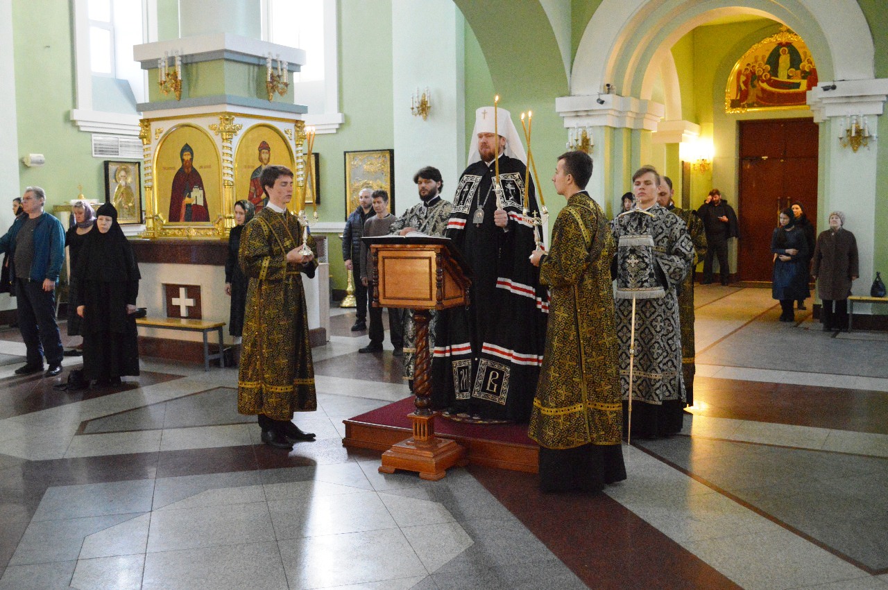 Митрополит Владимир совершил утреню с чтением покаянного канона в Покровском соборе