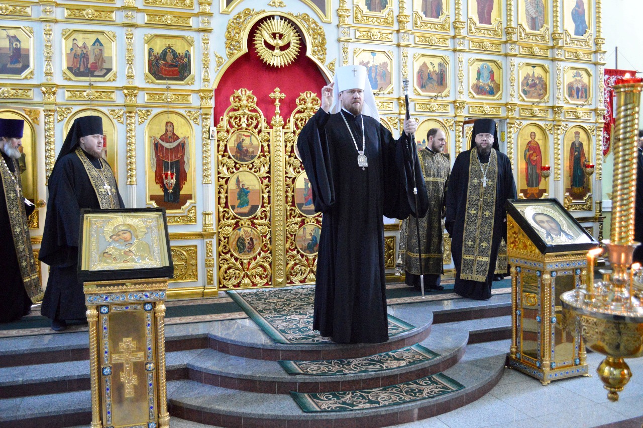 Во вторник первой седмицы поста митрополит Владимир молился за богослужением в Покровском соборе