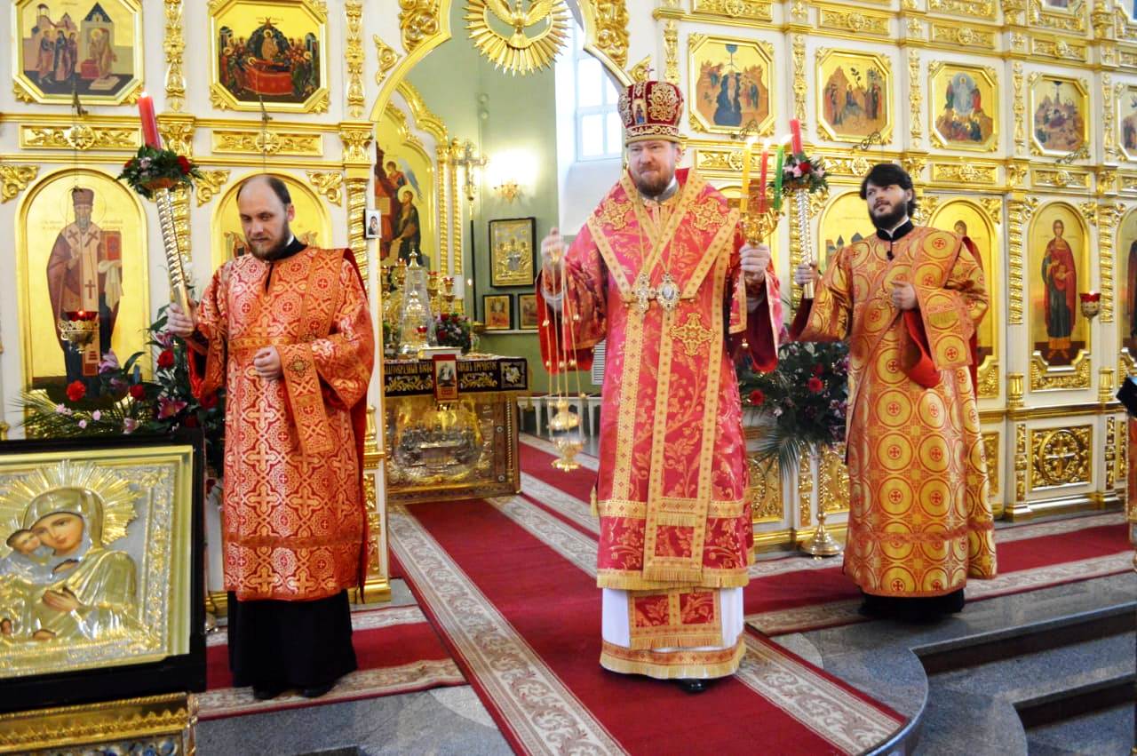 В Светлый понедельник митрополит Владимир совершил литургию в Покровском соборе