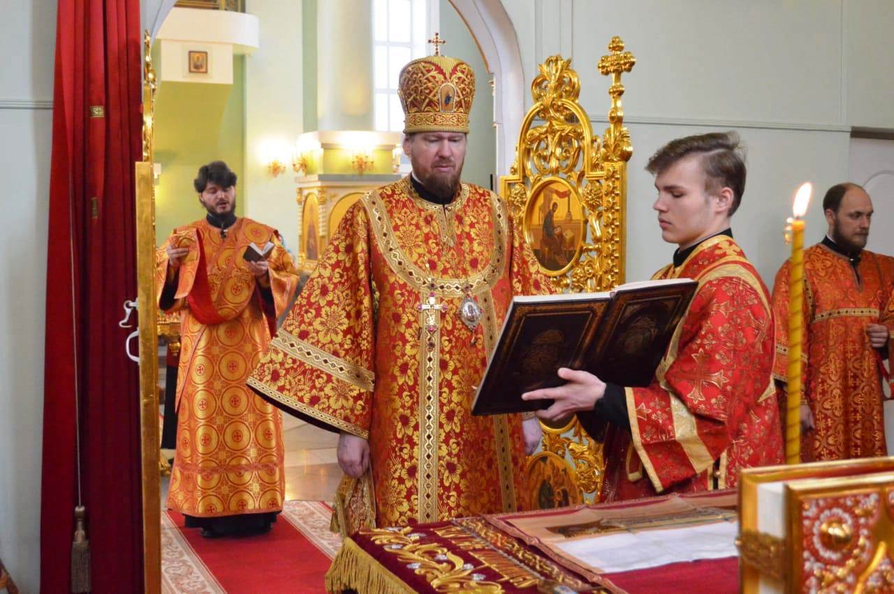 В день Радоницы митрополит Владимир совершил Божественную литургию и пасхальное поминовение усопших в Покровском соборе