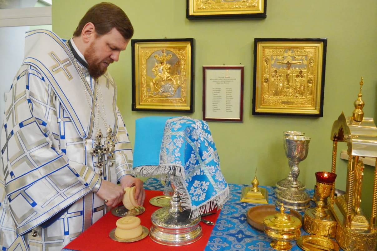 В праздник Благовещения глава Приморской митрополии возглавил Божественную литургию в Покровском кафедральном соборе
