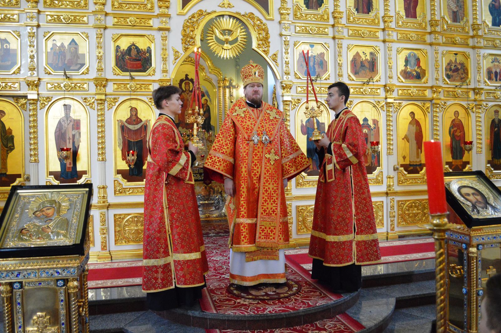 В канун дня святых жен-мироносиц митрополит Владимир совершил всенощное бдение в Покровском кафедральном соборе
