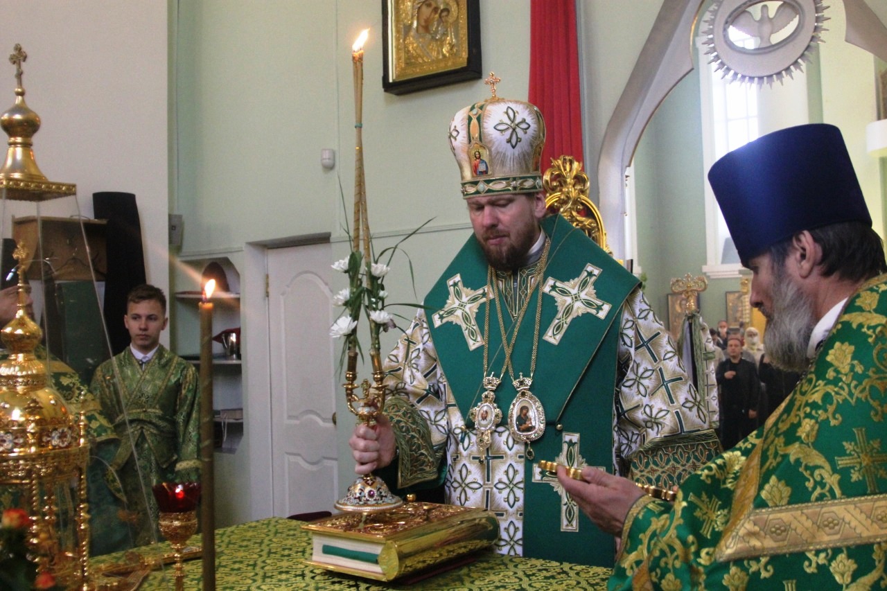 В день Святой Троицы глава Приморской митрополии возглавил литургию в Покровском кафедральном соборе