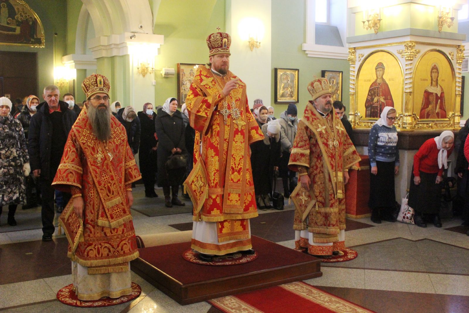 Празднование 30-летия возрождения Владивостокской епархии открылось соборным служением Божественной литургии архипастырями Приморской митрополии