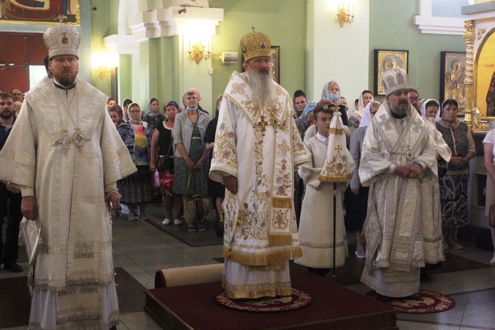 В канун праздника Вознесения Господня три архиерея совершили всенощное бдение в Покровском соборе