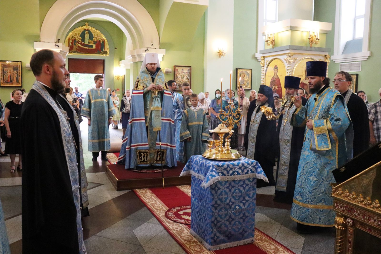 В канун праздника Успения Пресвятой Богородицы митрополит Владимир совершил всенощное бдение в Покровском соборе