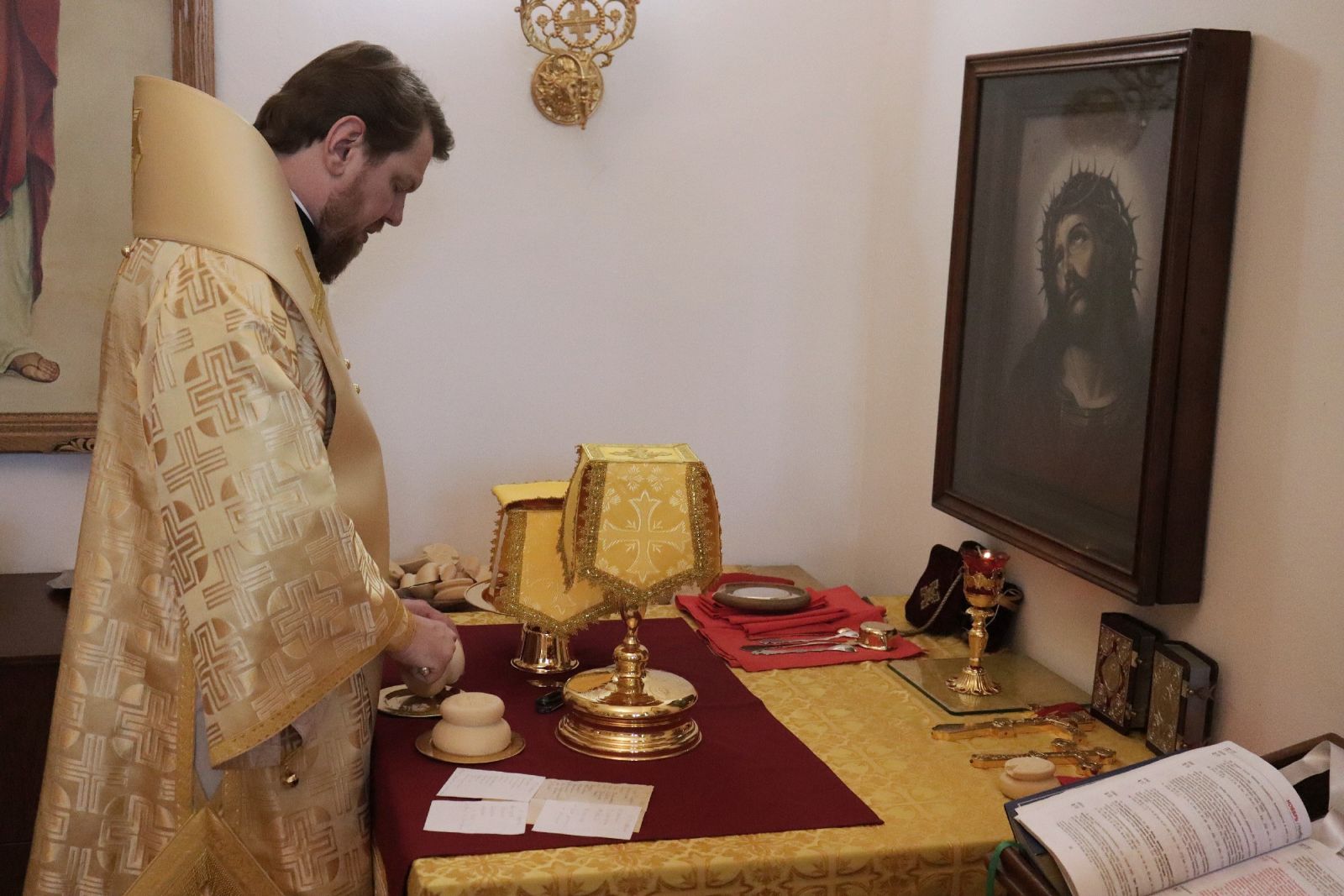 Глава Приморской митрополии совершил Божественную литургию в храме святителя Евсевия Самосатского Марфо-Мариинского женского монастыря