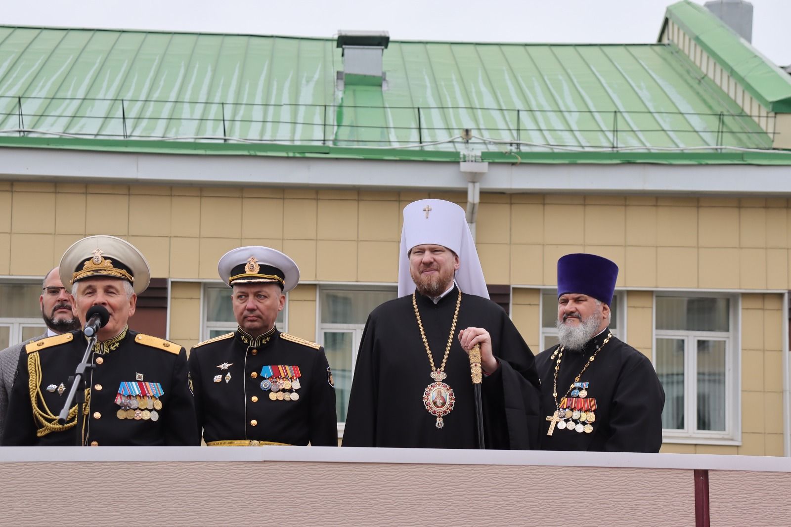 Митрополит Владимир посетил торжественное мероприятие, посвященное последнему звонку для выпускников филиала Нахимовского училища