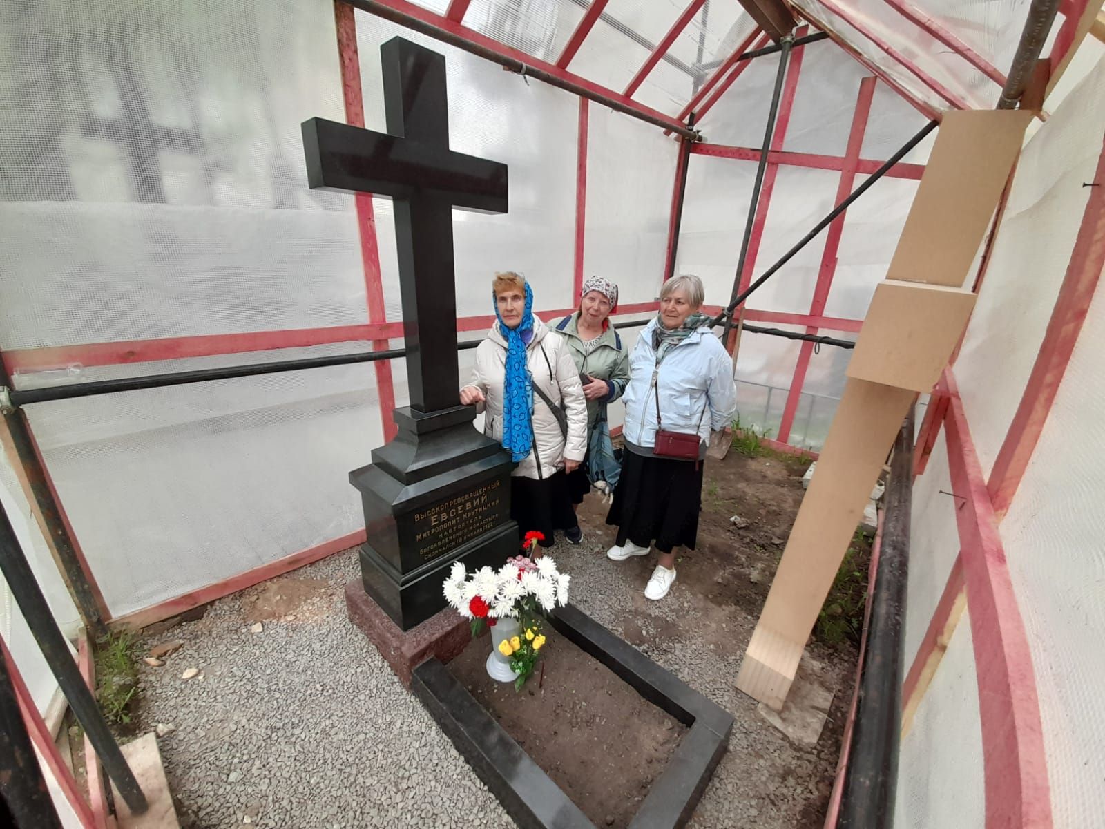 Паломники посетили место захоронения первого епископа Владивостокской епархии.