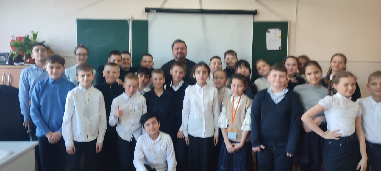 Иерей Виталий Шаркеев рассказал школьникам о Пасхе.