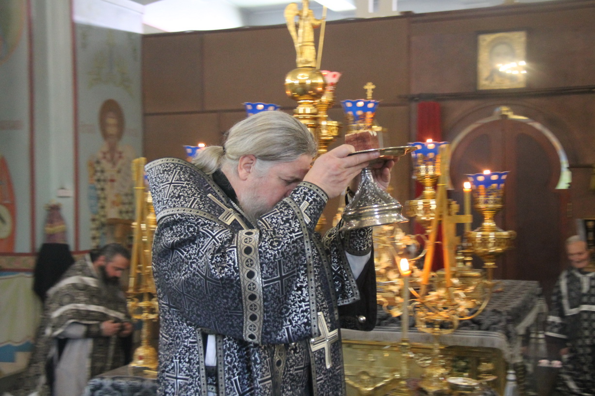 Епископ Находкинский и Преображенский Николай возглавил Литургию Преждеосвященных Даров в Казанском соборе г. Находки.