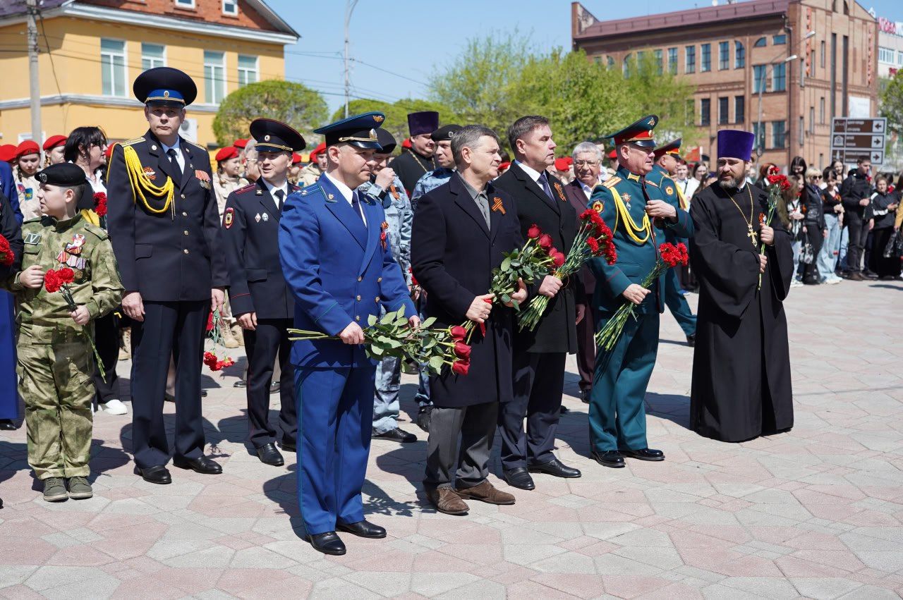 Клирики епархии приняли участие в возложении цветов к Вечному огню в городе Уссурийске