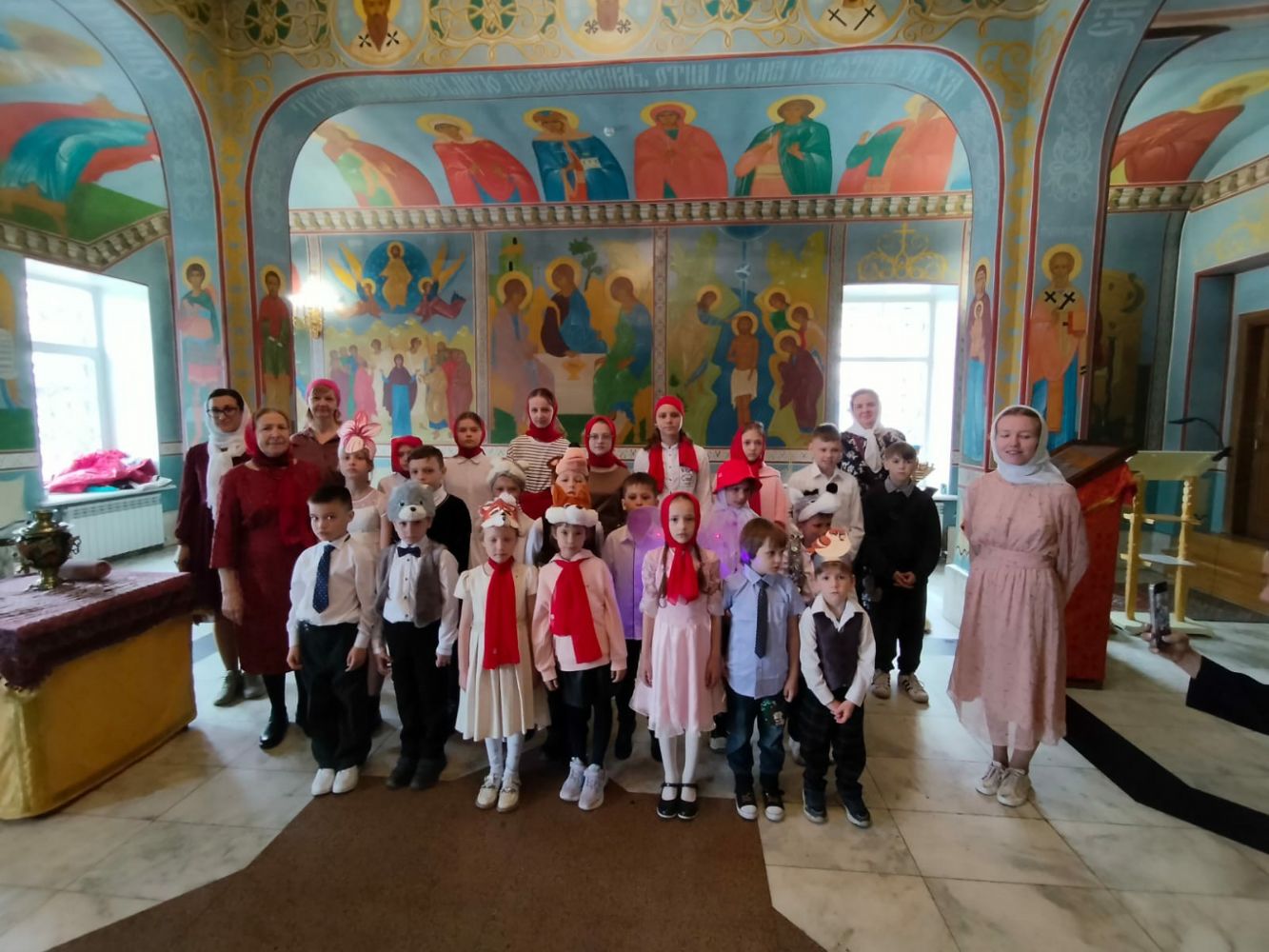 Воспитанники воскресной школы Свято-Никольского собора исполнили Пасхальные песнопения и поставили сценку «Красная Шапочка»