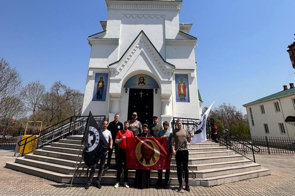 Активисты Русской общины помогли в уборке территории Никольского храма перед праздником Пасхи
