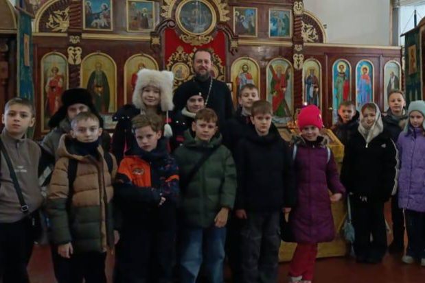 Иерей Андрей Мельников провел экскурсию по храму во имя ап. Андрея Первозванного для четвероклассников