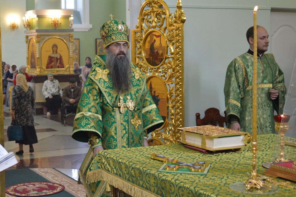 В день святых князя Петра и княгини Февронии епископ Уссурийский Иннокентий совершил литургию в Покровском соборе