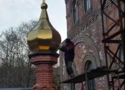 На о. Русском идет сборка шатра для монастырской колокольни