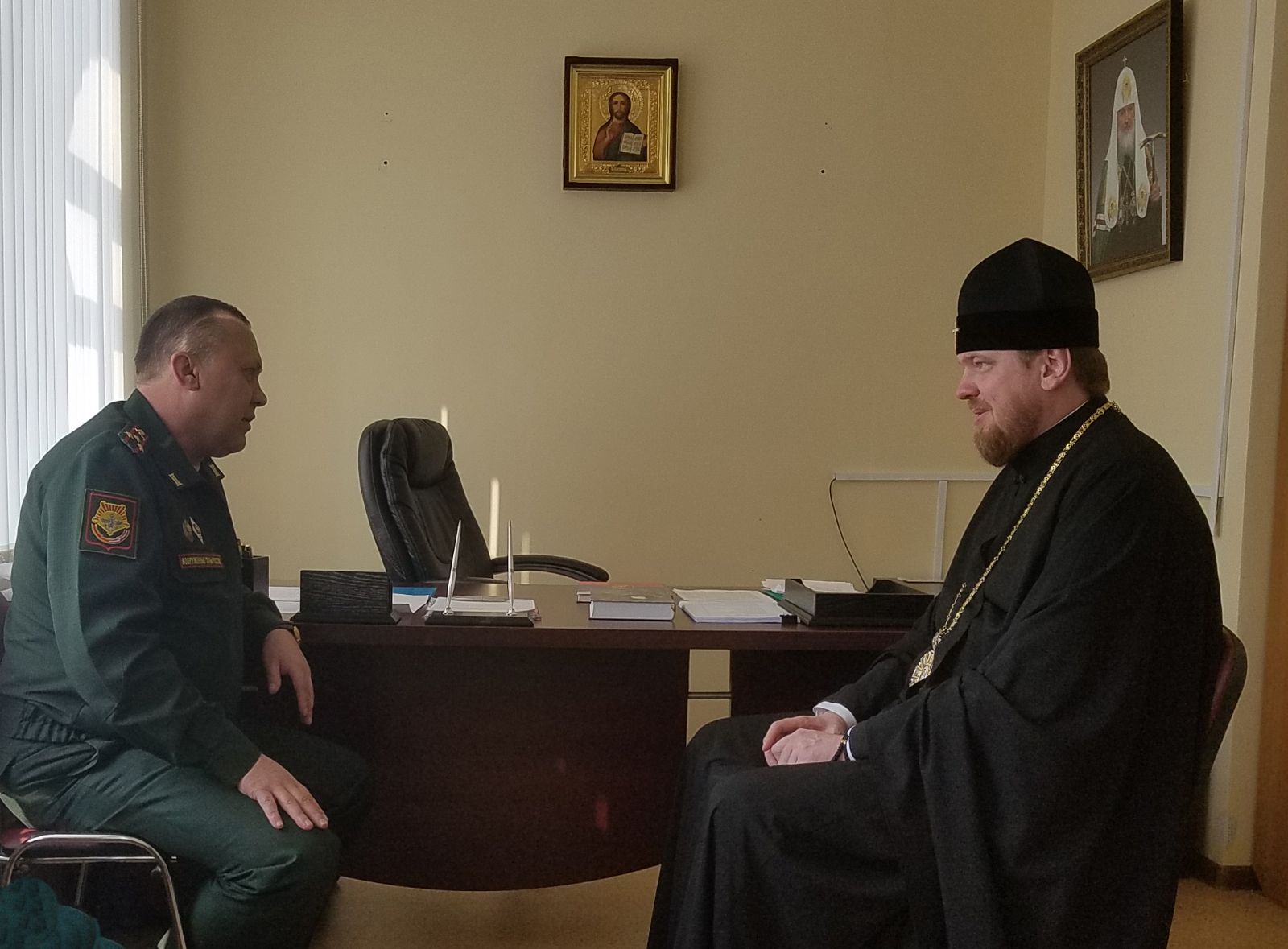 В епархиальном управлении состоялась встреча с военным комиссаром Приморья