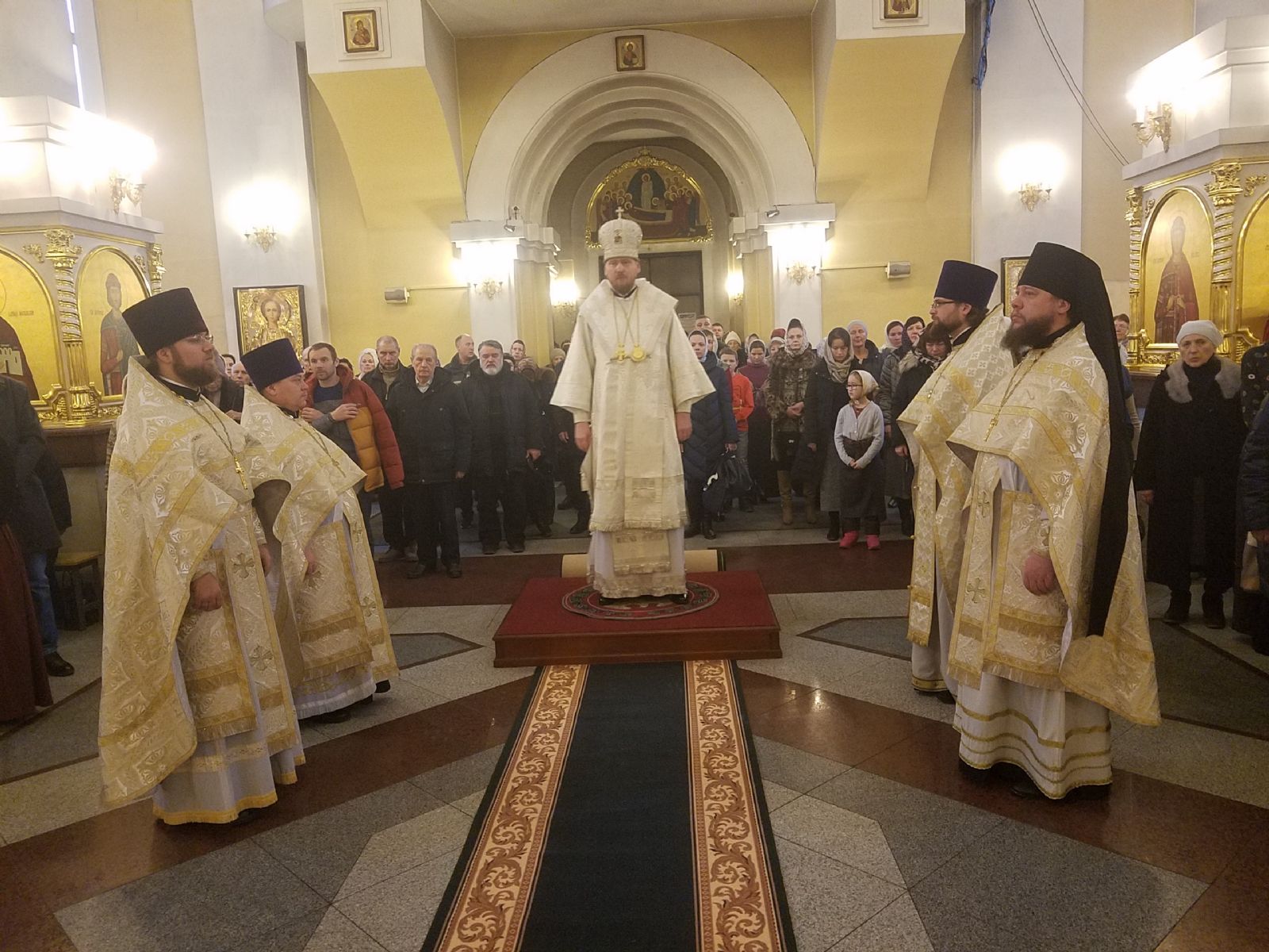Митрополит Владимир возглавил Божественную литургию в Покровском соборе