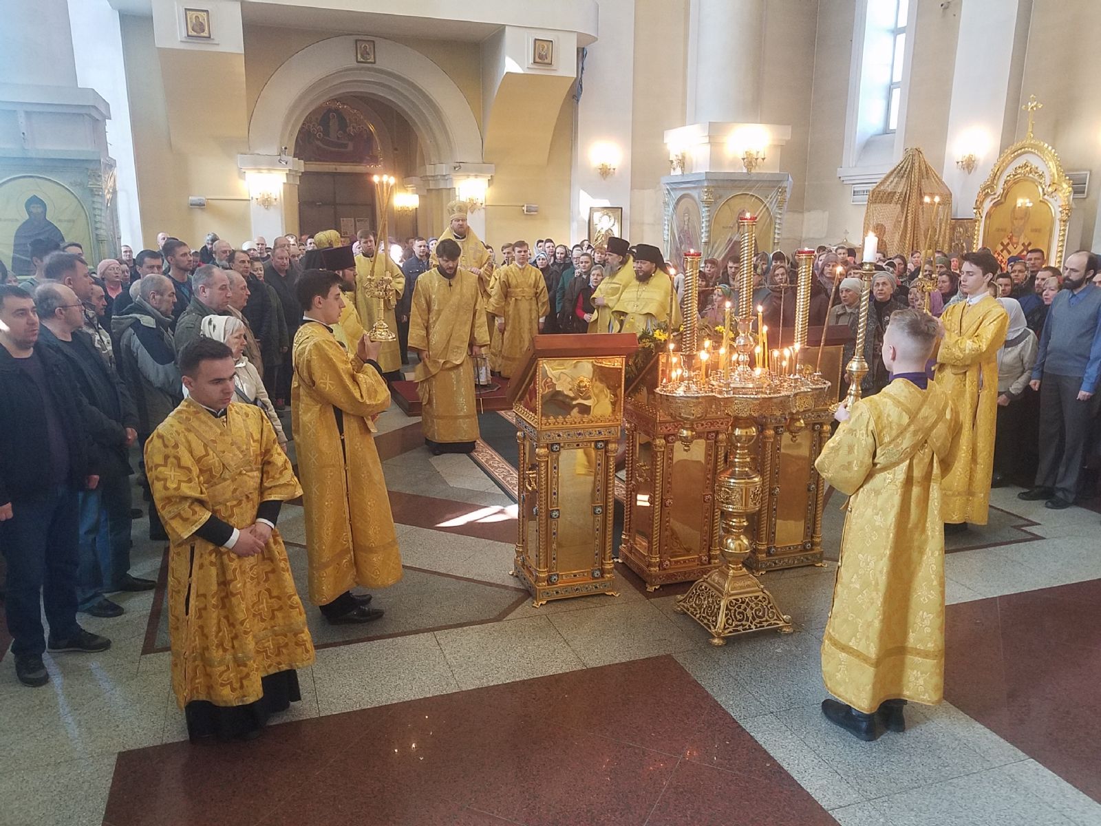 Митрополит Владимир совершил Божественную литургию и чин Торжества Православия в Покровском соборе Владивостока