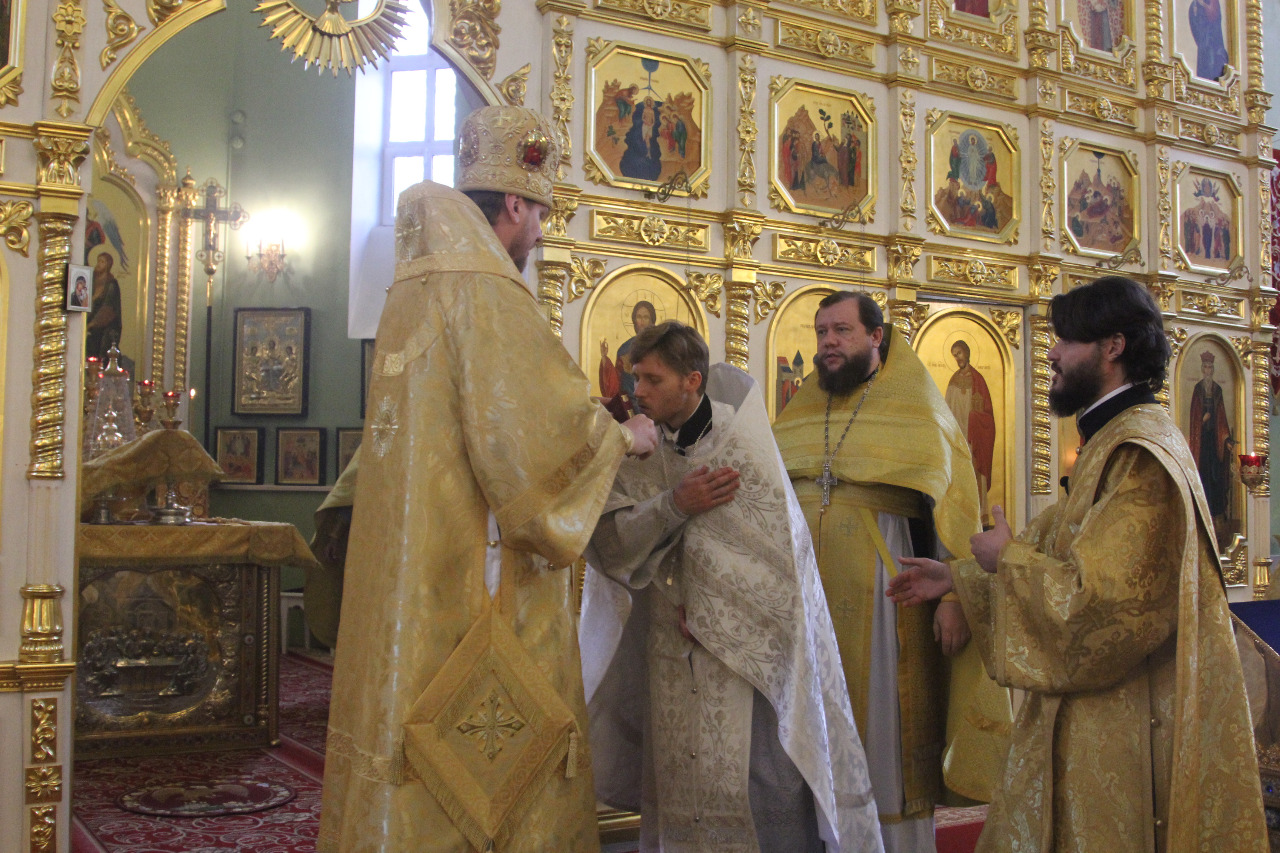 За Божественной литургией митрополит Владимир совершил пресвитерскую хиротонию диакона Сергия Зверева