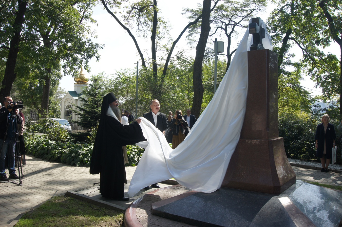 Епископ Уссурийский Иннокентий освятил мемориальный крест у храма Успения Божией Матери