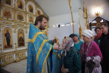 В праздник Благовещения в Успенском храме провели первую благотворительную ярмарку