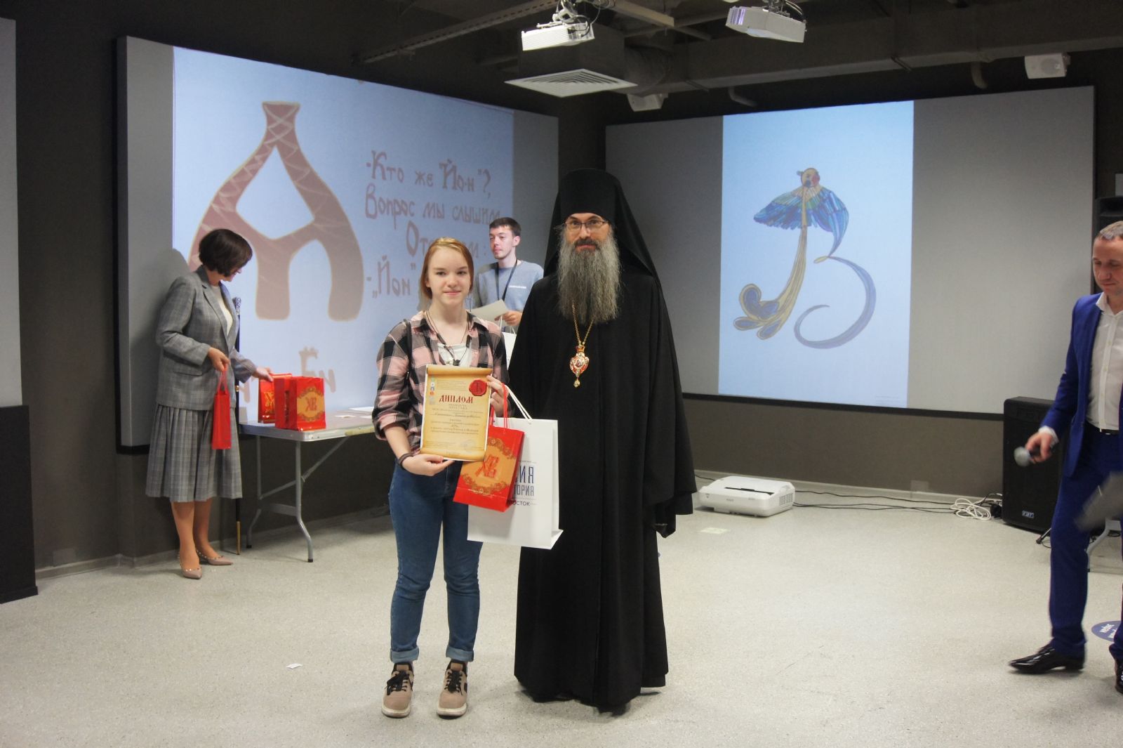 Епископ Иннокентий вручил награды победителям конкурса каллиграфии "Ять"