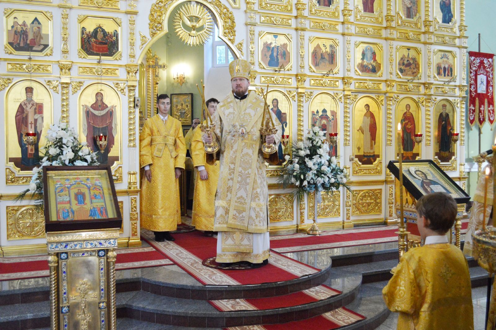 Митрополит Владимир совершил всенощное бдение в Покровском соборе   