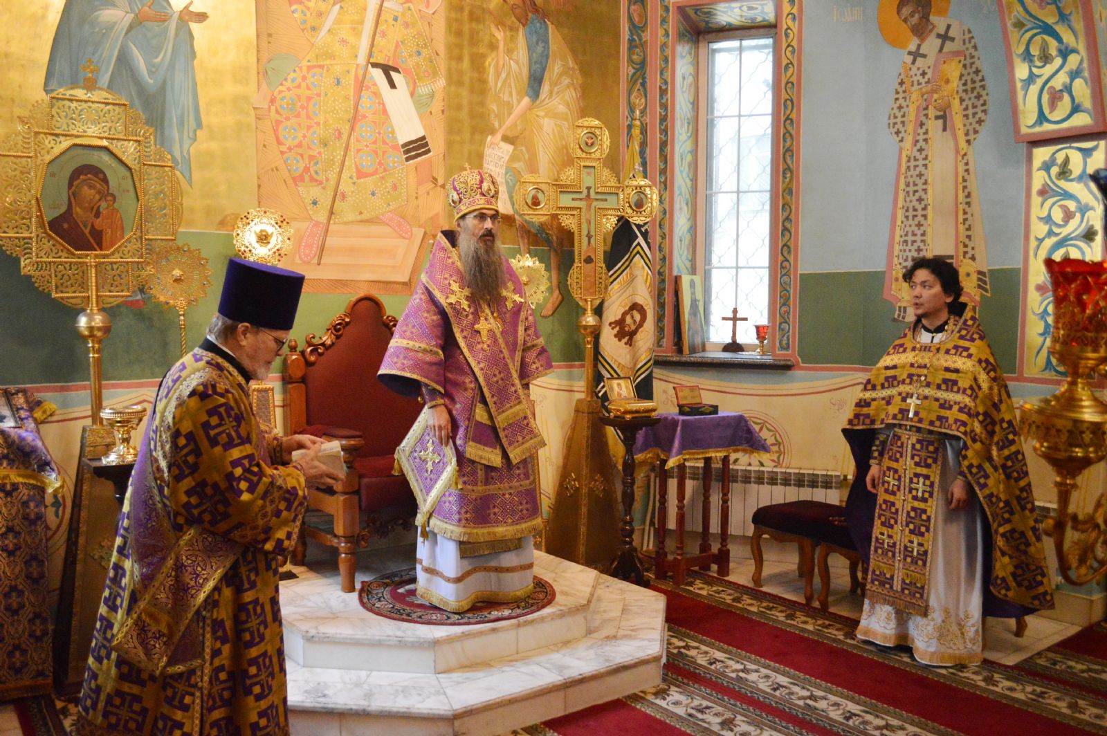 В день Воздвижения Креста Господня епископ Иннокентий совершил литургию в Успенском храме