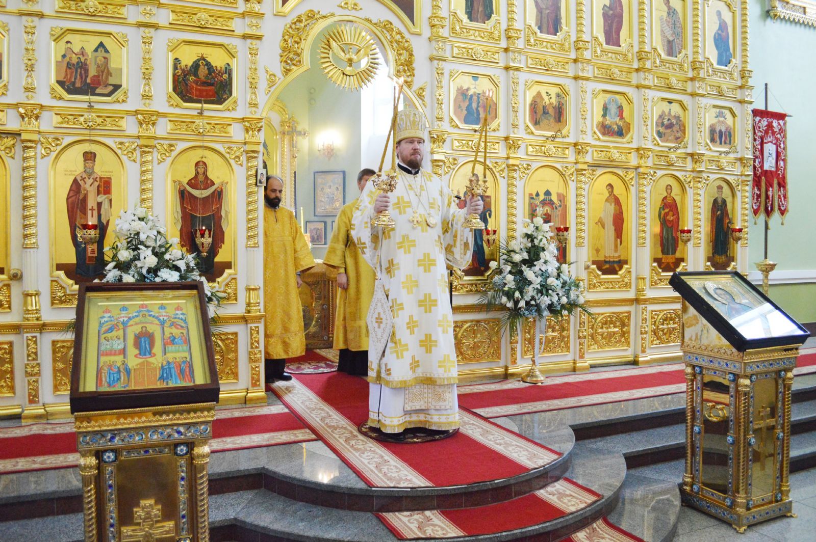 Глава Приморской митрополии совершил литургию в Покровском соборе   