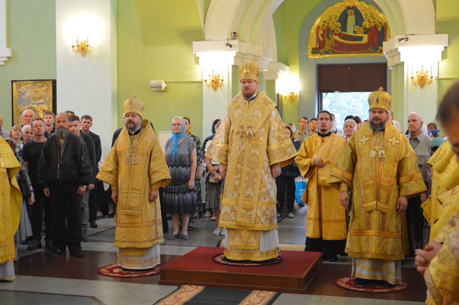 В День Крещения Руси три дальневосточных архипастыря совершили литургию в Покровском соборе