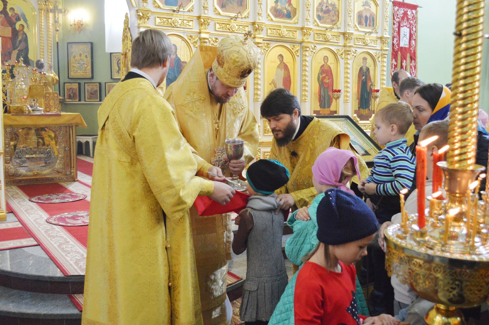 Глава Приморской митрополии совершил литургию в Покровском соборе 
