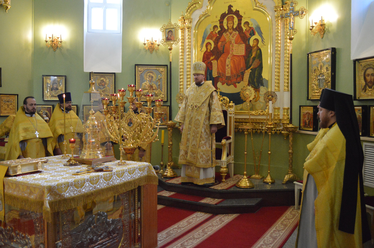 В день памяти святых благоверных князя Петра и княгини Февронии митрополит Владимир совершил Божественную литургию в Покровском соборе