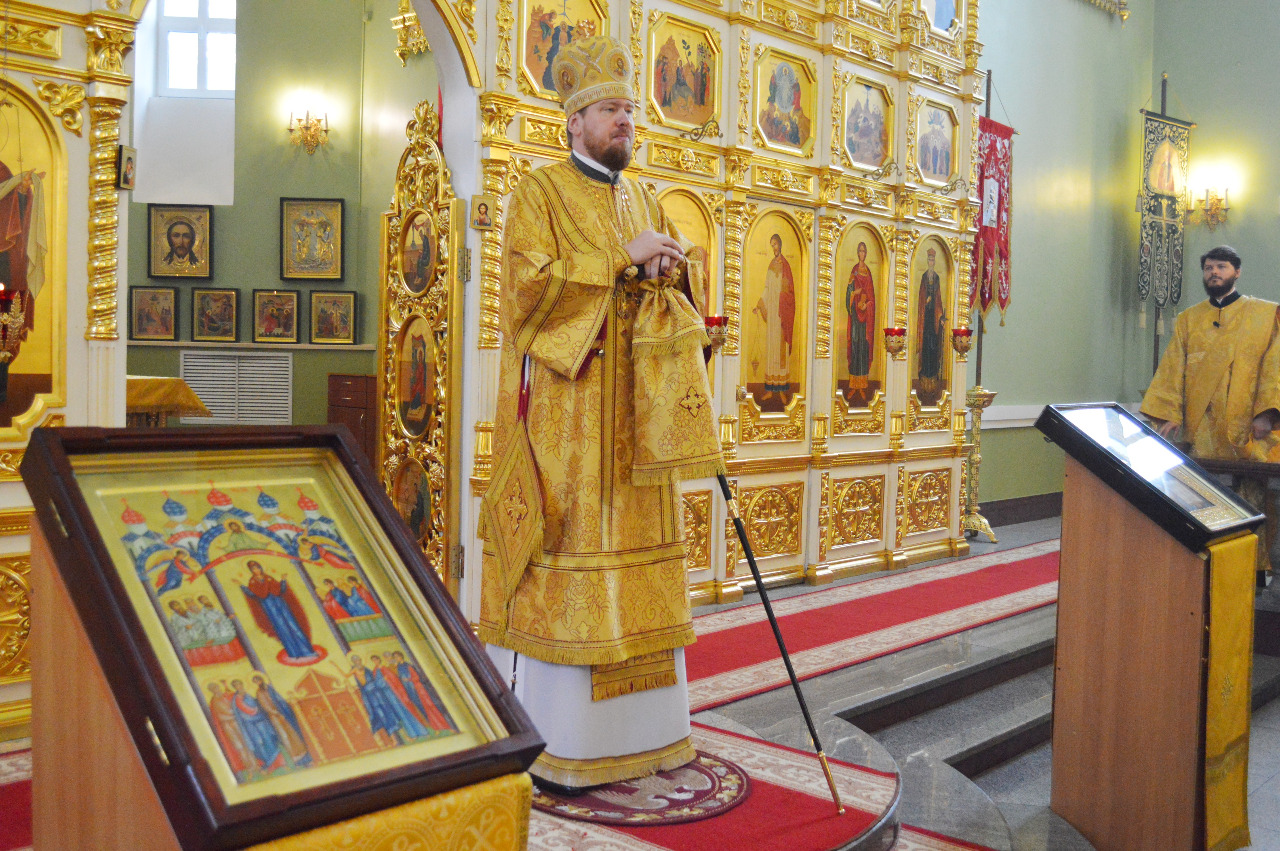Глава Приморской митрополии совершил литургию в Покровском соборе 
