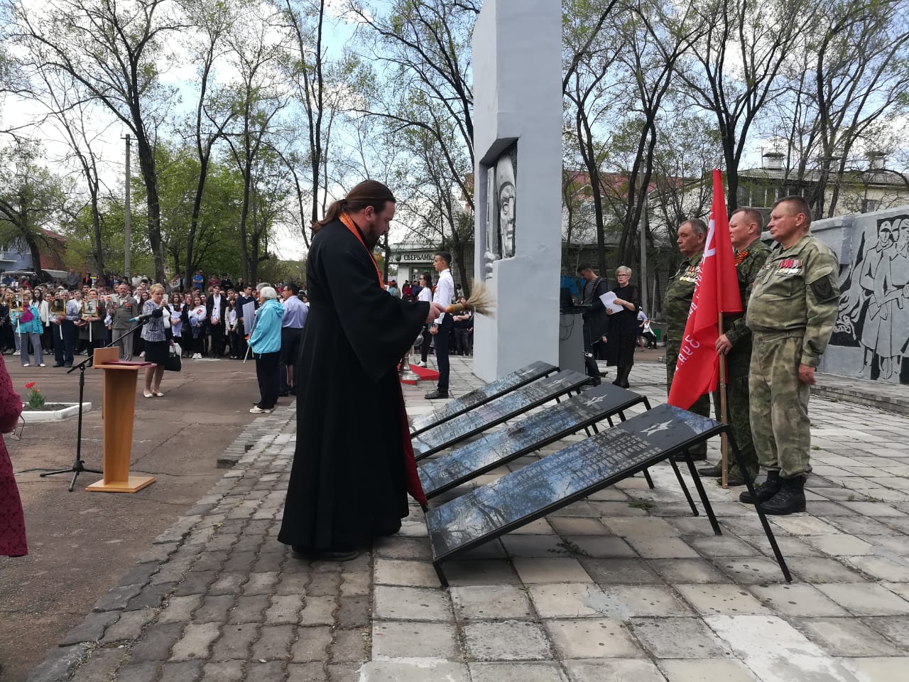 Молебен у памятника героям в Пограничном