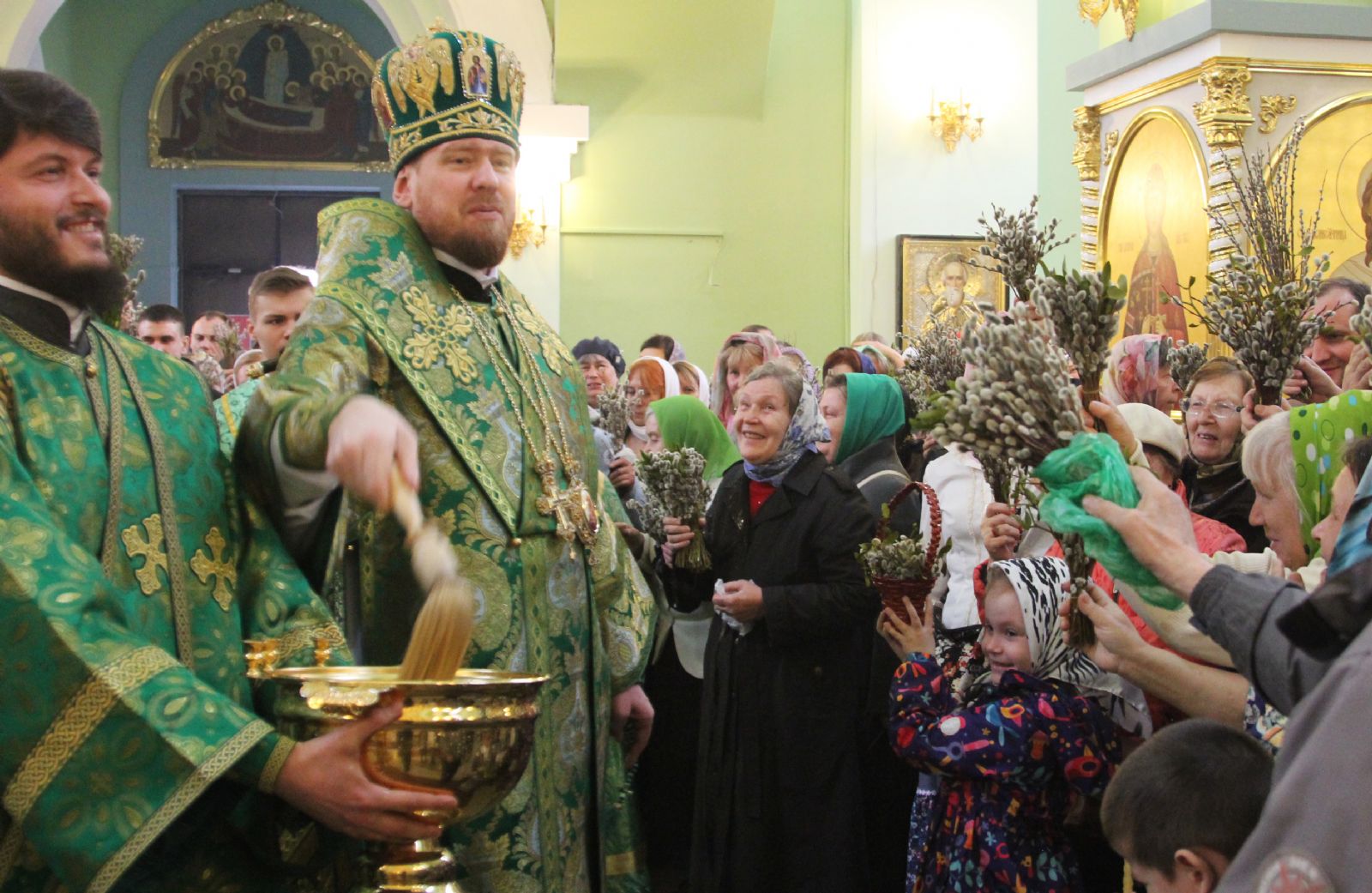 В канун Вербного воскресенья митрополит Владимир совершил всенощное бдение в Покровском кафедральном соборе