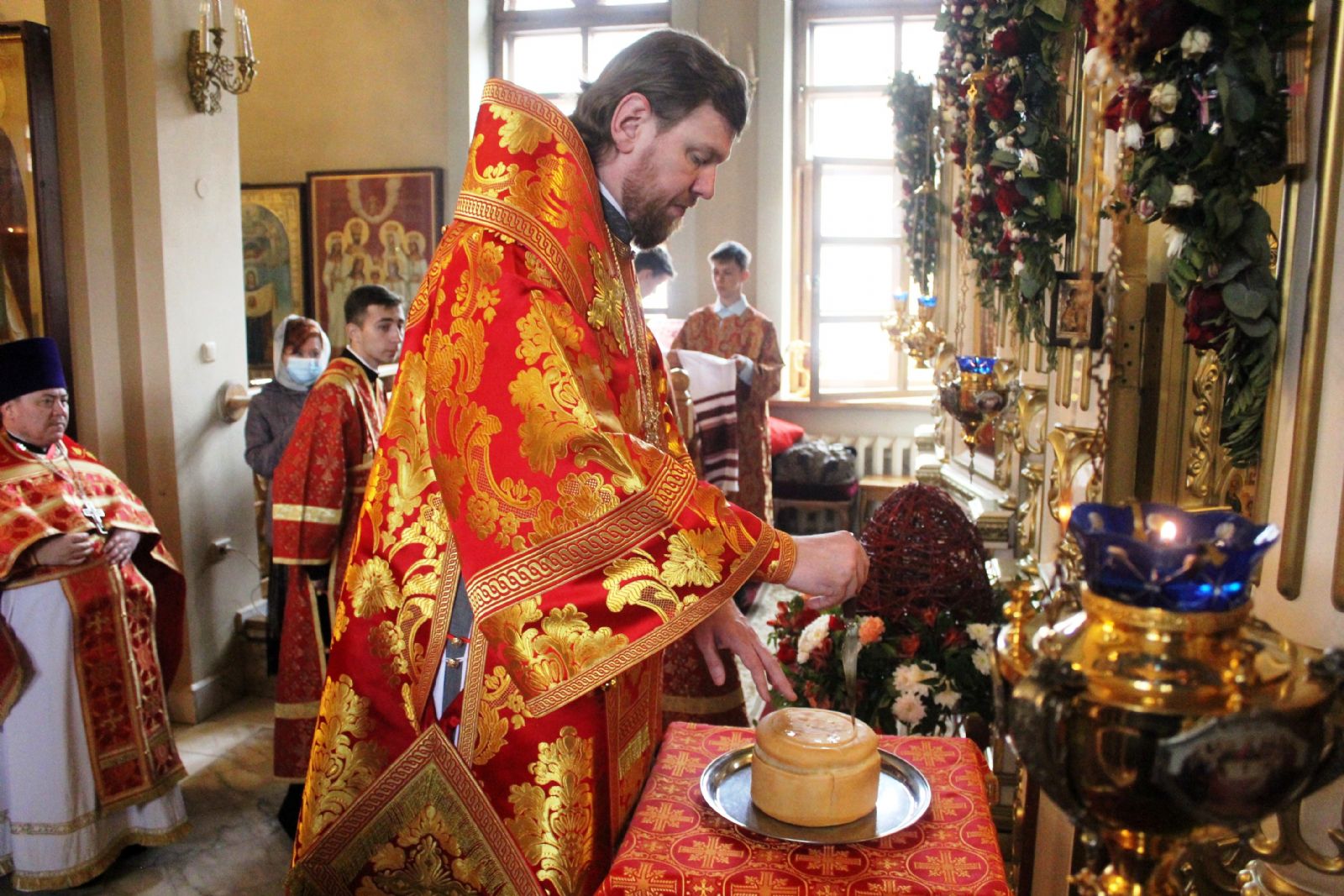 В субботу Светлой седмицы митрополит Владимир совершил литургию в храме святых Кирилла и Мефодия