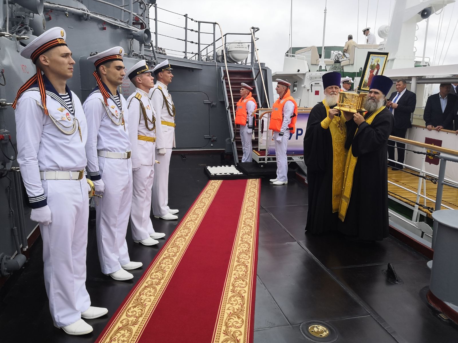 В день ВМФ ковчег с десницей святого апостола Андрея Первозванного был принесен на парад Тихоокеанского флота