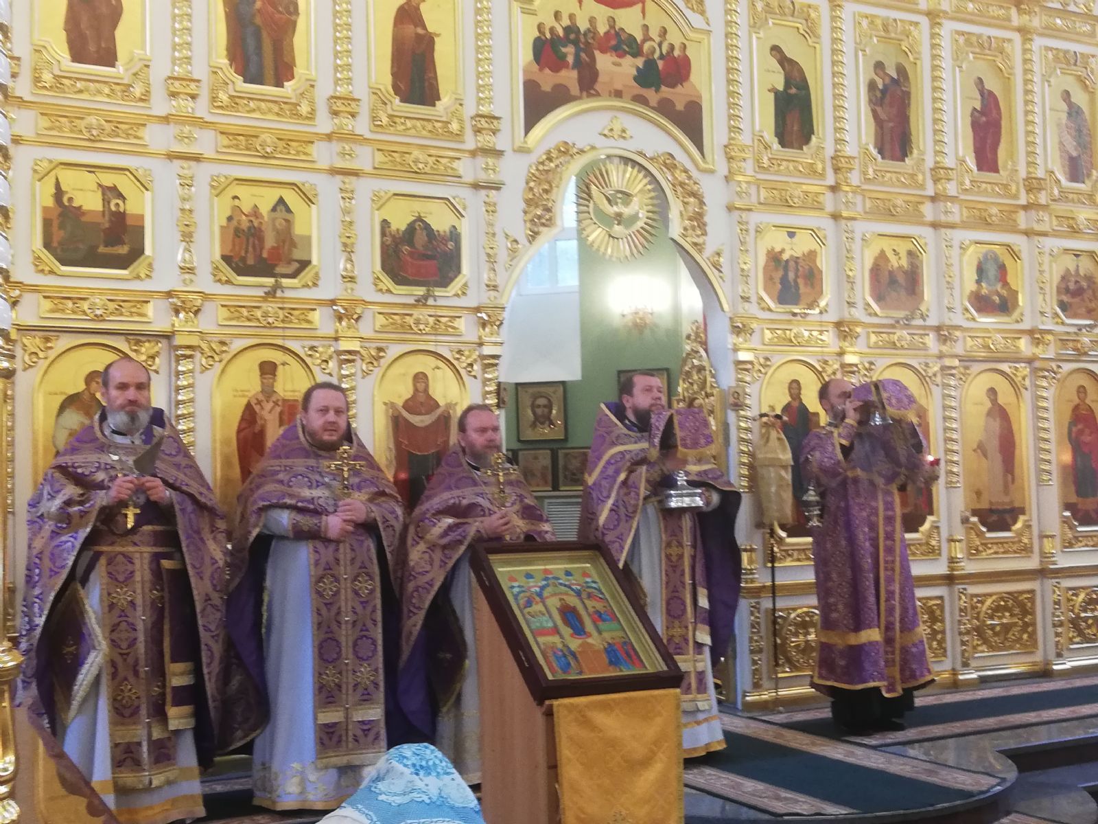 В праздник Воздвижения Креста Господня состоялась литургия в Покровском соборе